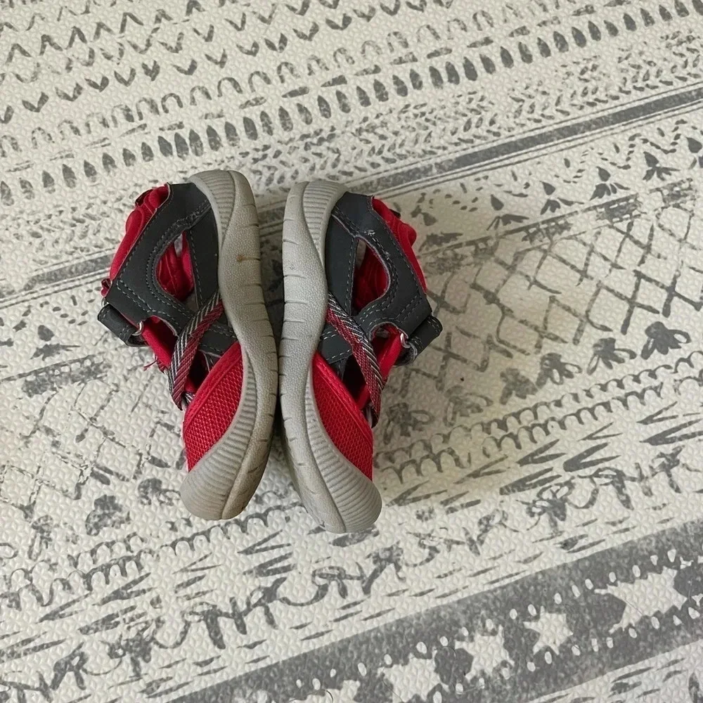 🦋 Clearance Toddler size 6 water shoes OshKosh‎
